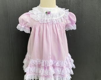 Vintage Swiss Dot Babykleid, lavendelfarbenes und weißes Spitzenkleid, hergestellt in den USA, 24 Monate, Spitzenkleid