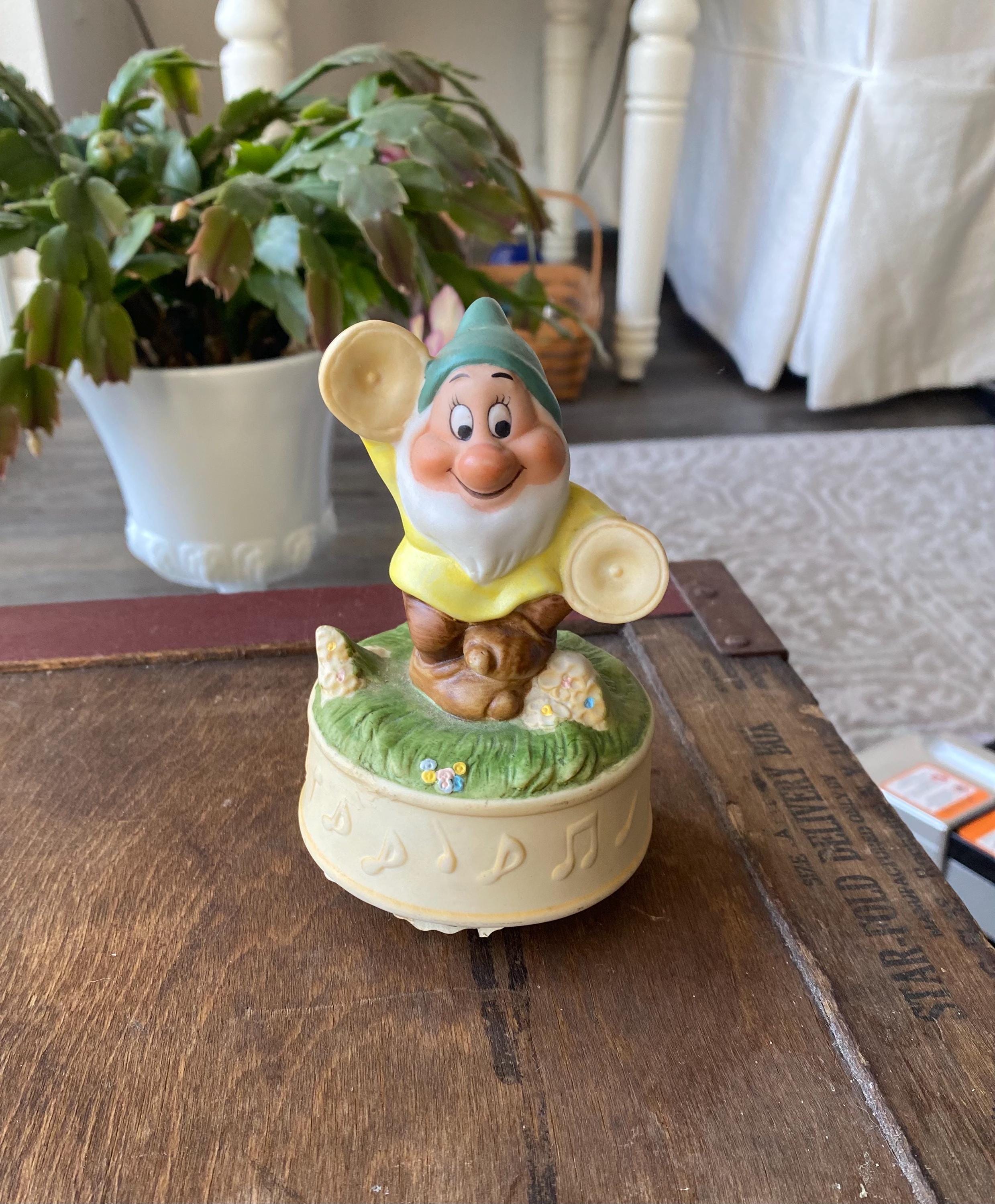 【美品】フンメル人形★Christmas Wish Music Box 1999 Vintage Schmid Snow White Music Box: Happy Dwarf, You Are My