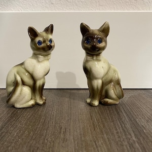 Vintage salt and pepper shakers, Vintage Cats, porcelain Cats, Siamese Cat, Kitchen accessories