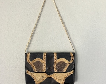 Clutch vintage de piel de serpiente de los años 70 con cadena dorada