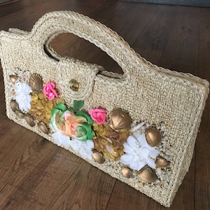 Vintage faux Straw and Raffia purse, flowers and shells, Made in Japan, summer or spring handbag, retro handbag