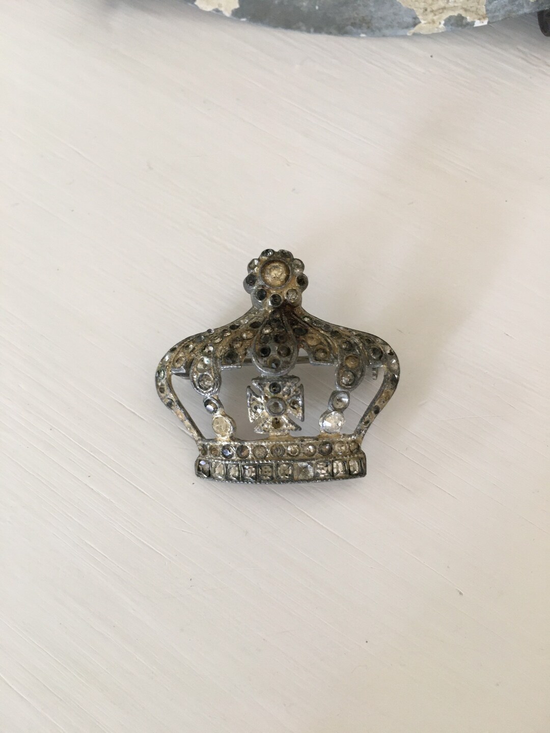 Broche Vintage Couleur Argent - Forme Couronne Ronde Avec Cristaux | Sans Marque