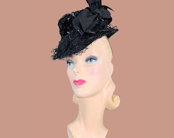 Sombrero vintage de los años 40 // Sombrero ladeado de los años 40 de celofán negro brillante // Lazo gigante de látex + tejido de pestañas novedoso + velo con flecos // Talla única