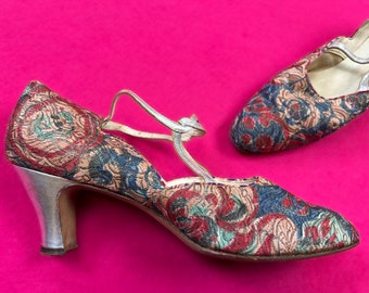 vintage 1920s heels // glittering silver lamé silk brocade 20s pumps // silver leather mary jane strap + heel // size 6.5 US