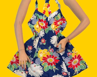 Mono vintage de los años 40 // Mono corto de algodón seersucker con estampado floral macro de los años 30-40 // Minifalda + shorts incorporados // Cintura de 76-81 cm
