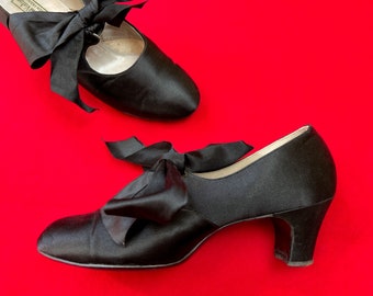 vintage 1920s heels // versatile black silk satin 20s shoes // mary jane style with giant silk bow // marked size 38 (US 7)