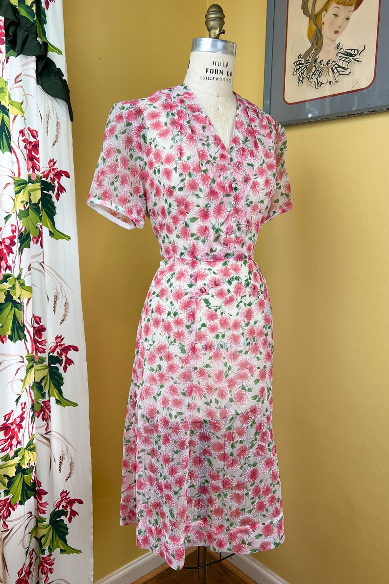 abito vintage anni '50 // rosa verde stampa floreale sheer pucker nylon abito da giorno dei primi anni '50 // ventilato carino // 34 36 vita immagine 6