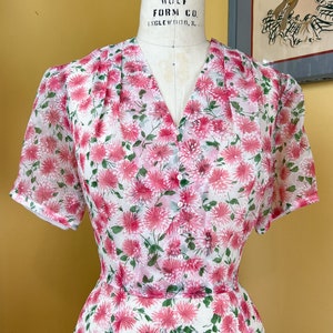 abito vintage anni '50 // rosa verde stampa floreale sheer pucker nylon abito da giorno dei primi anni '50 // ventilato carino // 34 36 vita immagine 7