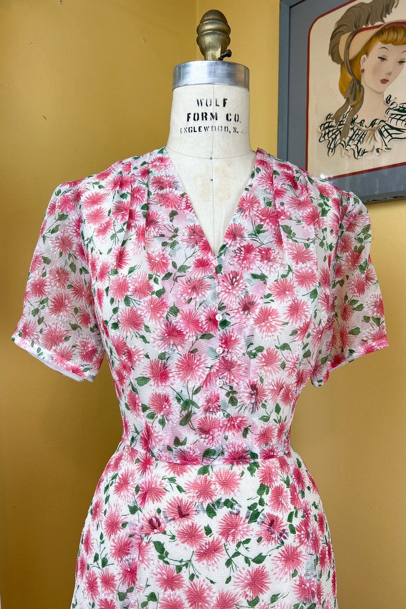 abito vintage anni '50 // rosa verde stampa floreale sheer pucker nylon abito da giorno dei primi anni '50 // ventilato carino // 34 36 vita immagine 7