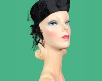 vintage 1940s hat // WOUNDED BIRD // black faux-fur 40s tilt hat with spiderweb veiling + feathers // size 22.5