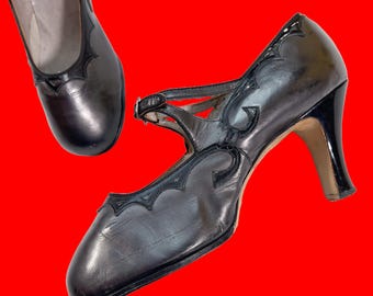 antique 1920s heels // metallic gunmetal grey + black leather 20s pumps // scallops + deco buckle // size 7