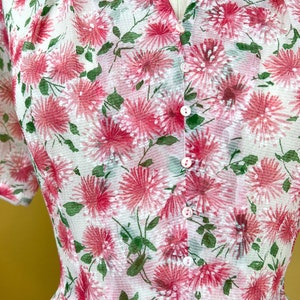 abito vintage anni '50 // rosa verde stampa floreale sheer pucker nylon abito da giorno dei primi anni '50 // ventilato carino // 34 36 vita immagine 5