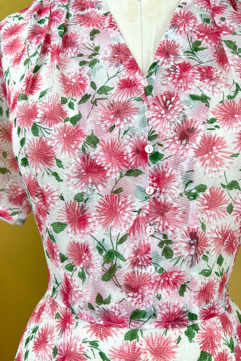 abito vintage anni '50 // rosa verde stampa floreale sheer pucker nylon abito da giorno dei primi anni '50 // ventilato carino // 34 36 vita immagine 5