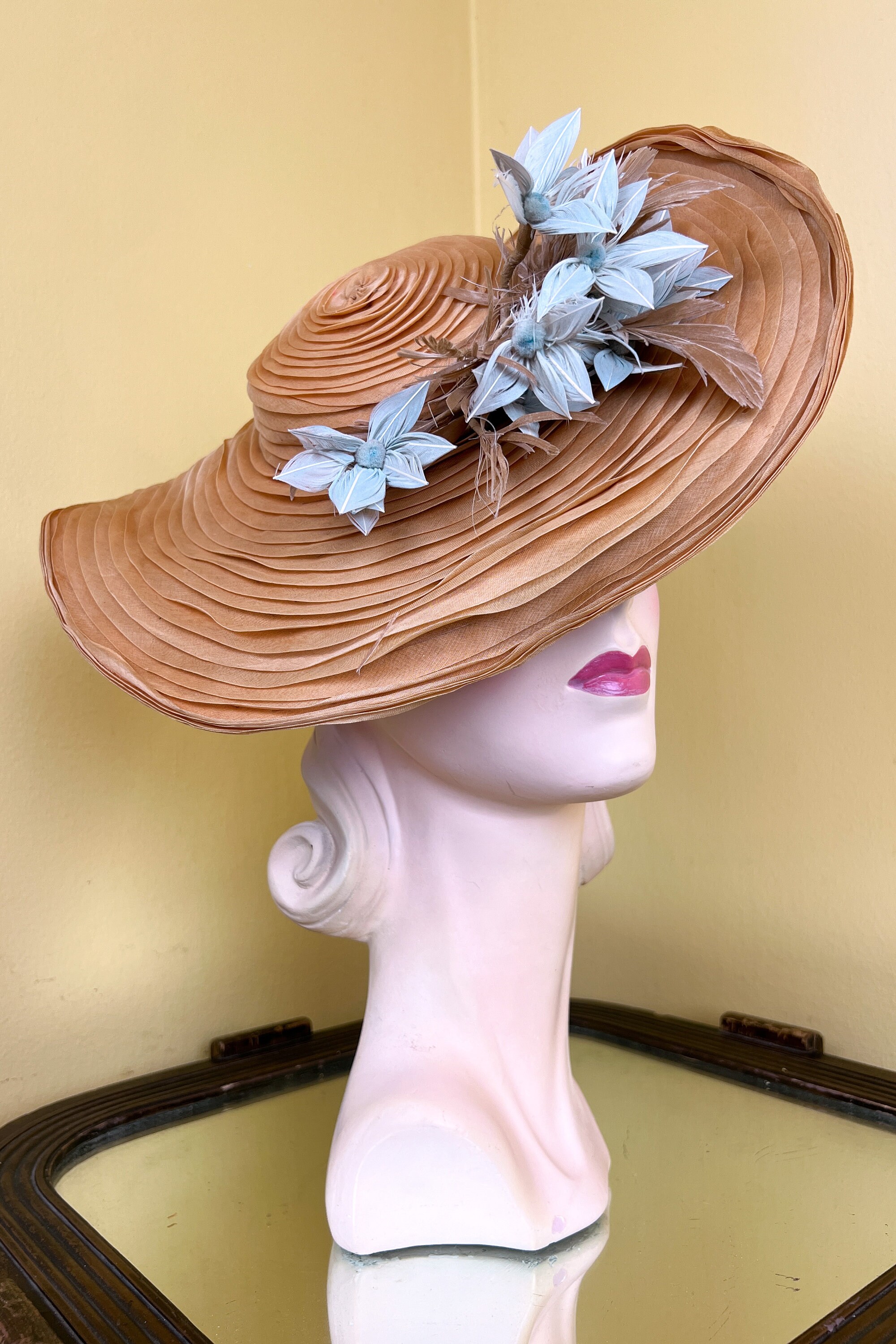 1930年代のヴィンテージ帽子 // 重ねた金色のタンシルクオーガンザと