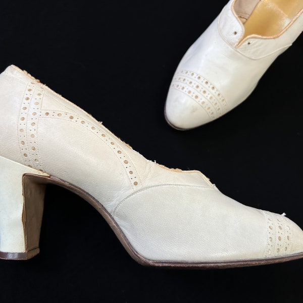 tacones vintage de la década de 1920 // zapatos de cúspide de cuero blanquecino cremoso de los años 20 - 30 // elegantes líneas decorativas + detalle perforado // talla 5.5 EE.UU.