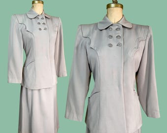 costume vintage des années 40 // costume gris clair des années 40 en gabardine de laine // épaules solidement rembourrées + empiècements festonnés n poches // taille 25,5 po.