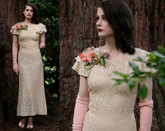 vintage 1930s dress // ecru cotton lace 30s wedding dress // tiered flutter sleeves + clinging deco-seamed body // size XS-S