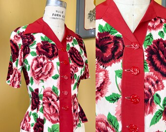 chemisier vintage des années 40 // chemisier moulant des années 40 en jersey de rayonne imprimé oeillets // détails audacieux en faille de rayonne // rouge, vert + blanc // taille S - M