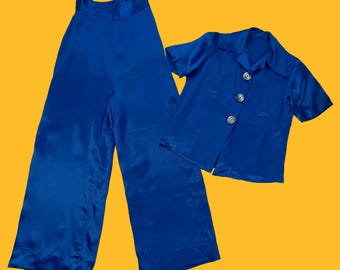 Vintage loungewear uit de jaren 30 // glanzende koningsblauwe zijden satijnen pyjamaset uit het midden van de jaren 30 // gigantische schelpknopen + extra hoge taille // taillemaat 61-63,5 cm