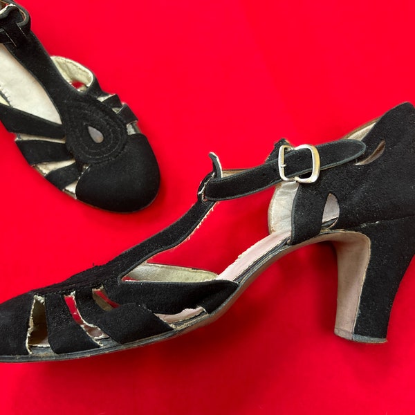 vintage 1930s heels // black suede early 30s deco T-strap sandals // size 9 US