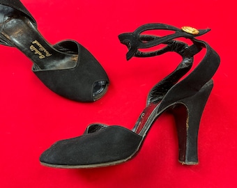 vintage 1940s heels // chain cutout ankle straps black suede 40s shoes // peeptoe vamp + 4" heels // size 8 US