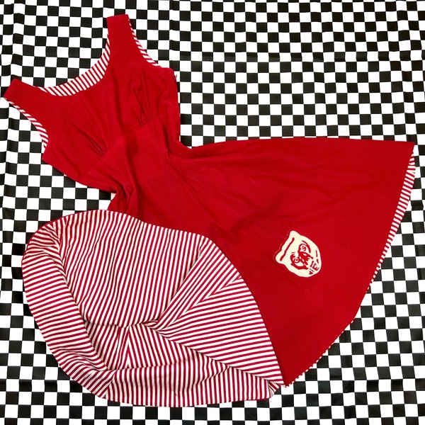 robe vintage des années 1950//robe pull pom-pom girl rouge à lèvres en velours côtelé de coton rouge des années 50//doublure en coton à rayures bonbon + patch ours//24" taille