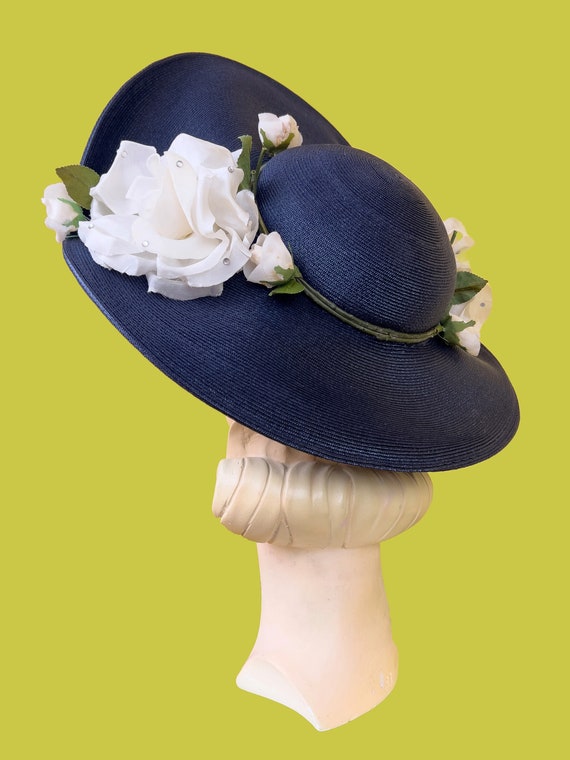 Vintage 1950s Hat // Navy Straw + Giant White Silk Roses 50s  display picture 2