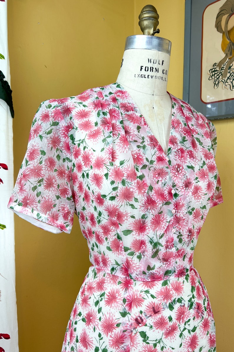 abito vintage anni '50 // rosa verde stampa floreale sheer pucker nylon abito da giorno dei primi anni '50 // ventilato carino // 34 36 vita immagine 3