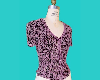 chemisier vintage des années 30 // tourbillons de perles de verre roses + veste des années 30 à sequins gélatine dorés // base en résille noire + épaules pointues // taille XS