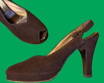 Tacones vintage de los años 40 // Plataformas de ante marrón chocolate de los años 40 // Punta abierta + tira trasera // Talla 8 AA