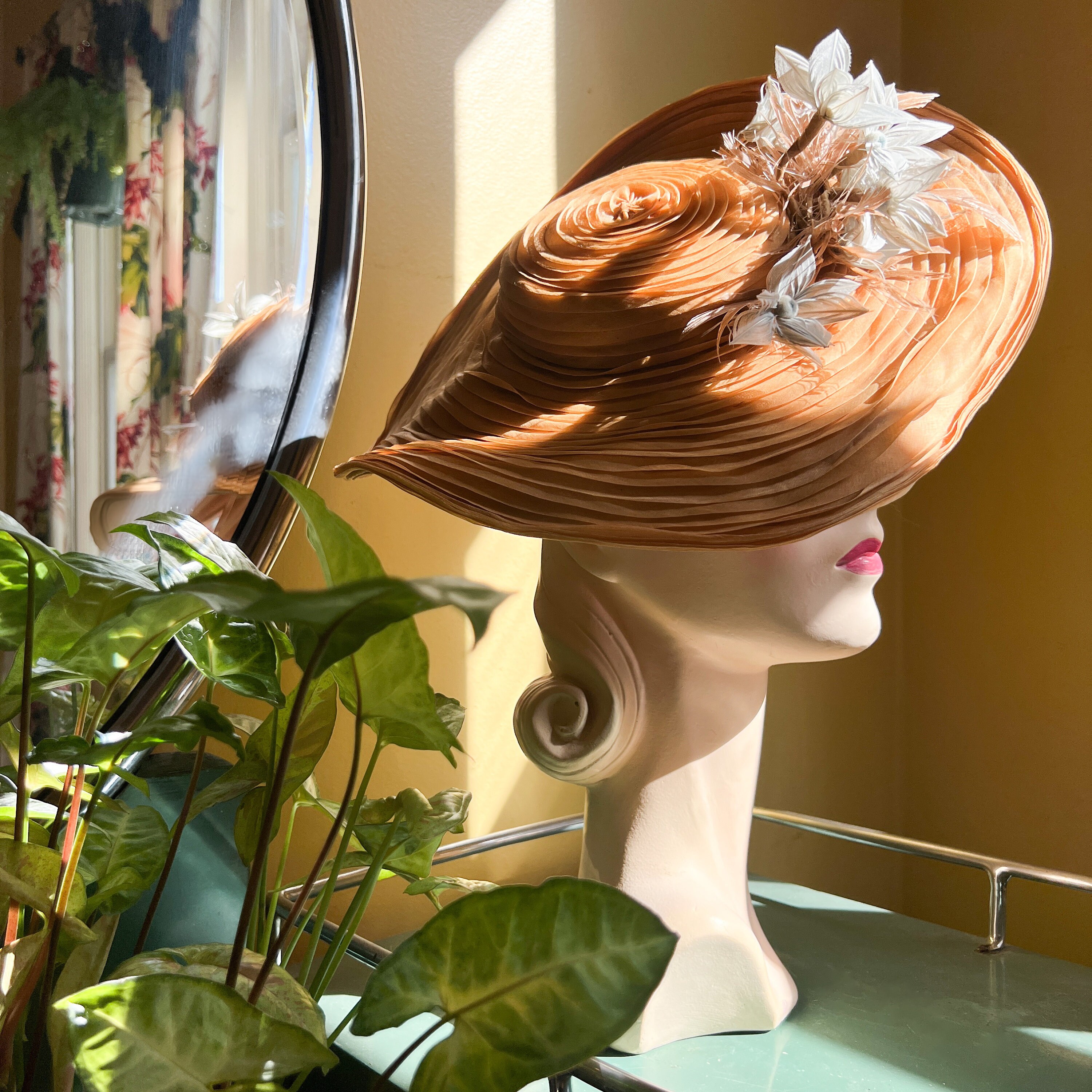 1930年代のヴィンテージ帽子 // 重ねた金色のタンシルクオーガンザと