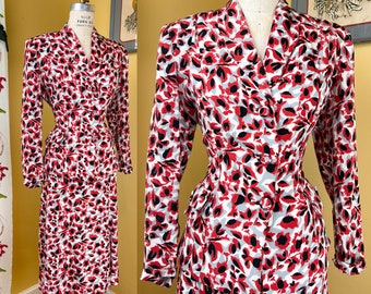 vintage 1940s suit // subtle novelty print rayon crepe 40s dress set with jacket + matching skirt // thickest shoulder pads // 32" waist