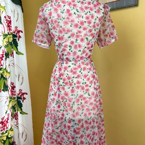 abito vintage anni '50 // rosa verde stampa floreale sheer pucker nylon abito da giorno dei primi anni '50 // ventilato carino // 34 36 vita immagine 8