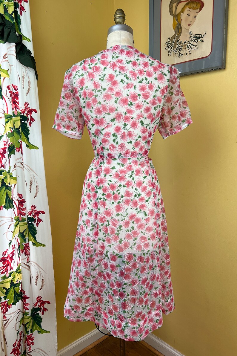 abito vintage anni '50 // rosa verde stampa floreale sheer pucker nylon abito da giorno dei primi anni '50 // ventilato carino // 34 36 vita immagine 8