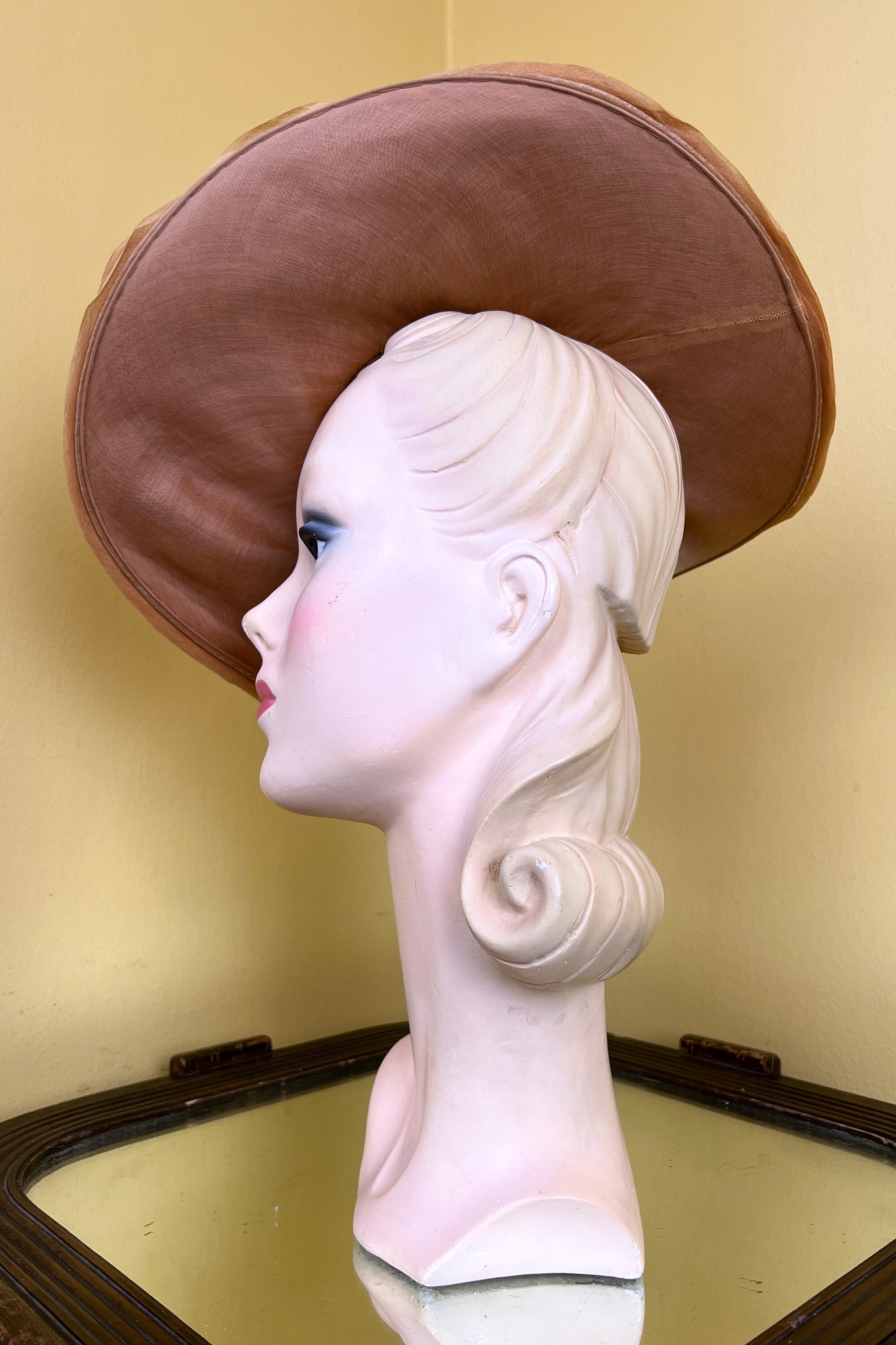 1930年代のヴィンテージ帽子 // 重ねた金色のタンシルクオーガンザと