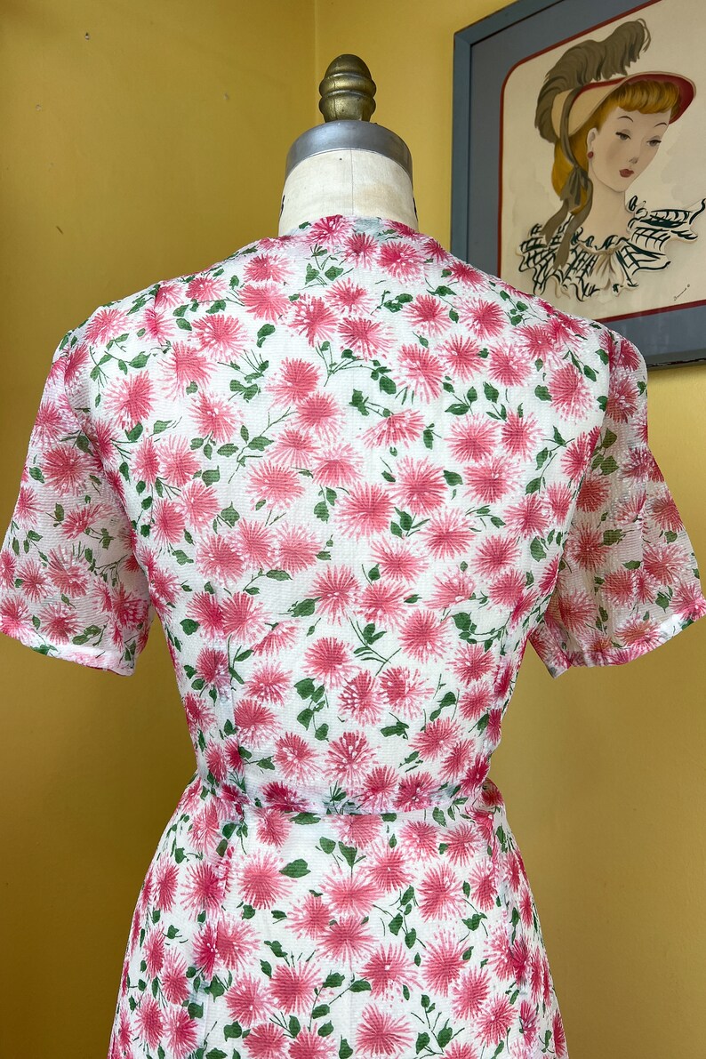 abito vintage anni '50 // rosa verde stampa floreale sheer pucker nylon abito da giorno dei primi anni '50 // ventilato carino // 34 36 vita immagine 9