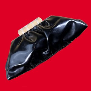 Bolso vintage de los años 40 // Cartera de piel sintética de charol negra brillante de vinilo de los años 40 con gran cierre de metacrilato tallado