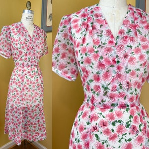 abito vintage anni '50 // rosa verde stampa floreale sheer pucker nylon abito da giorno dei primi anni '50 // ventilato carino // 34 36 vita immagine 1
