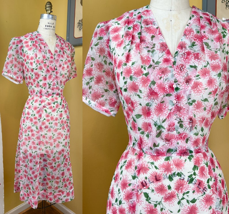 abito vintage anni '50 // rosa verde stampa floreale sheer pucker nylon abito da giorno dei primi anni '50 // ventilato carino // 34 36 vita immagine 1