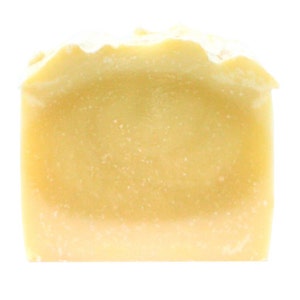 Puede incluir: Una barra rectangular de jab&oacute;n de color amarillo p&aacute;lido con una textura ligeramente rugosa.