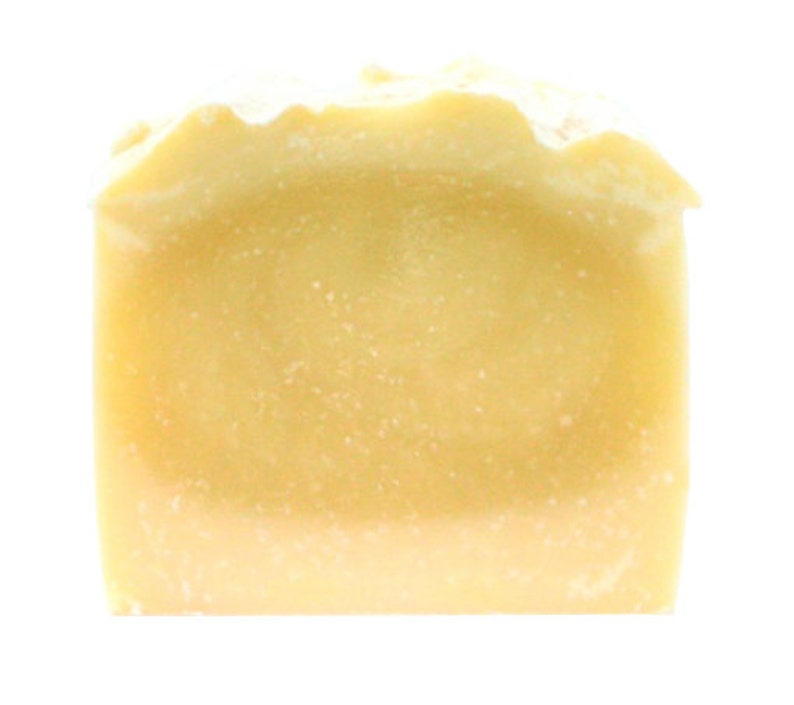 Puede incluir: Una barra rectangular de jab&oacute;n de color amarillo p&aacute;lido con una textura ligeramente rugosa.
