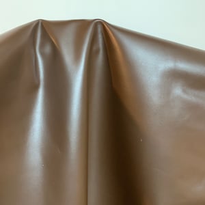 Cuero NAT de 12 a 13 pies cuadrados, napa lisa marrón de 2,5 oz, 1,0 a 1,2 mm, mate liso para bolsos, artesanías, joyería, tapicería y calzado
