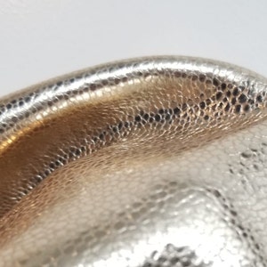 Italienisches Leder Gold Kaviar Diskokugel Metallic weiches Lammleder 5 - 7 sq.ft (24 &quot;x 30&quot;) 1.5-2.0 oz NAT Leder für Kleidungsstück Handtasche Handwerk