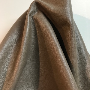 Cuero de vaca de grano completo de dos tonos, de color gris topo claro, de grano pequeño de cabra, 31,75 pies cuadrados, 37 x 100 pulgadas en total, piel de vaca genuina de 2,5 oz NAT LEATHERS