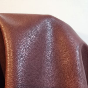 Merlot Burgundy Erbe Pebblegrain 2 Ton {Peta-Approved} Vegan Kunstleder Handtasche Polsterung 0,9 mm 54 ""Schnitt lose Lagerware NAT Leathers ™."