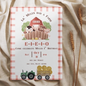 Puede incluir: Una invitación con temática de granja con un borde a cuadros rojo y blanco. La invitación presenta un granero, animales de granja y un tractor verde tirando de un carro de heno. El texto incluye "Lil' Myles Had a Farm" y detalles del evento.