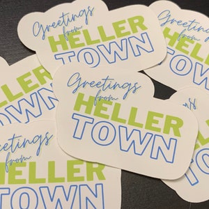 Salutations de Hellertown Sticker, Supernatural, Destiel, Dean Winchester, Castiel, SPNfamily, Heller Friends, Dean et Cas