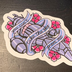 Adesivo de arte estilo tatuagem tradicional Serenity, espaço ocidental, nave espacial, céu, liberdade, papoulas, vaga-lume