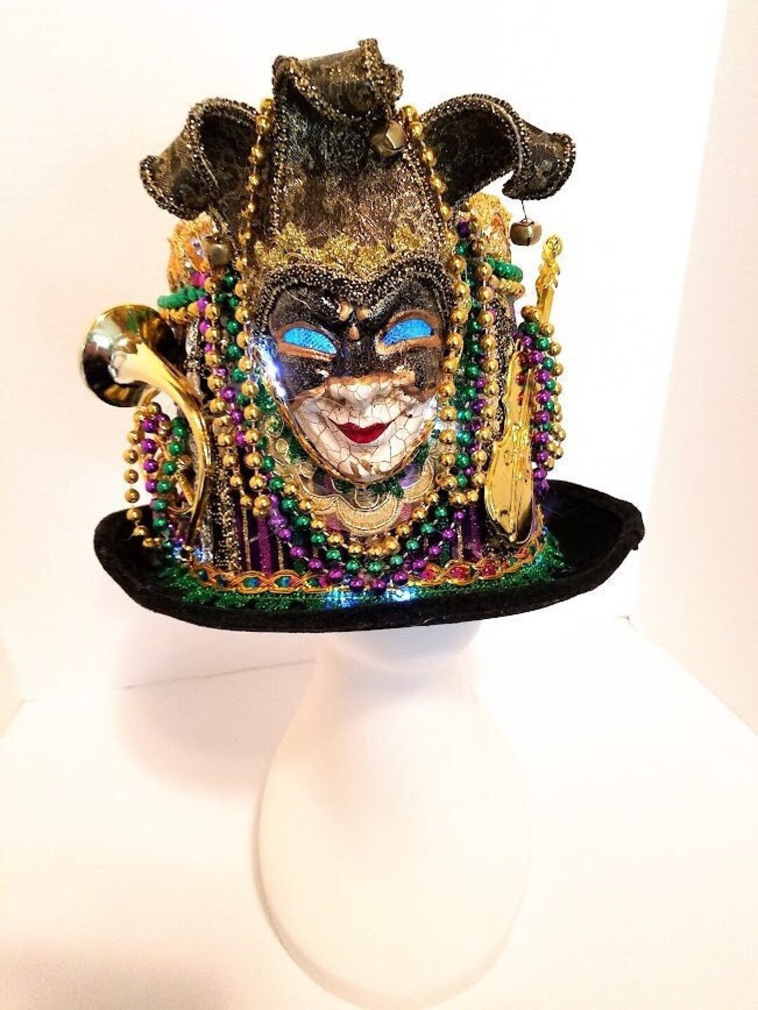 mardi gras top hat mask