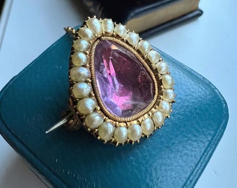 Georgian Regency Foiled Amethyst and Seed Pearl Brooch made of 18k yellow gold
